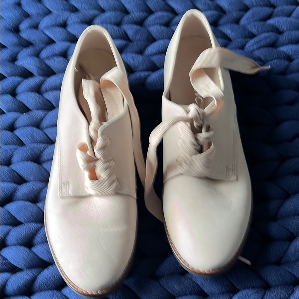 Cream Lace-Up loafers